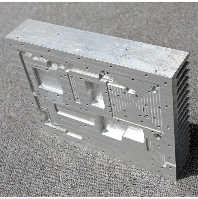 Kundenspezifischer Aluminiumprofil-Kühlkörper CNC-Fräsen Leitfähiges Anodisieren